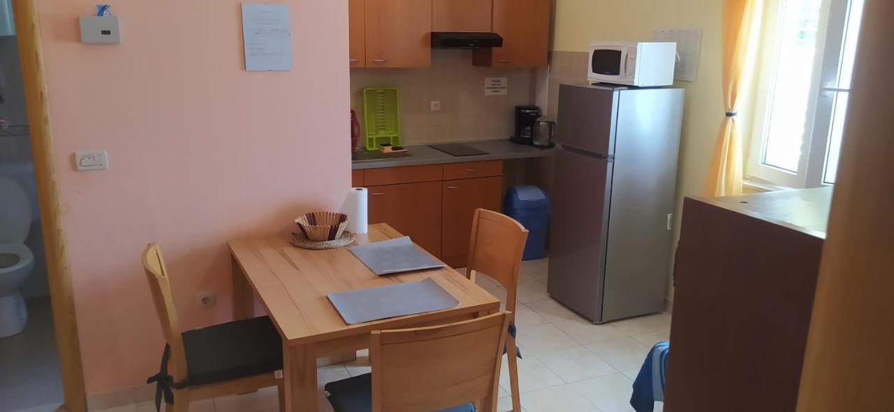אומיס Apartments Ivka מראה חיצוני תמונה