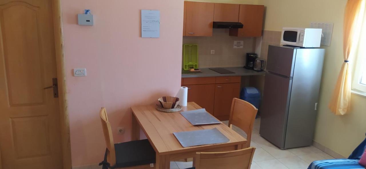אומיס Apartments Ivka מראה חיצוני תמונה