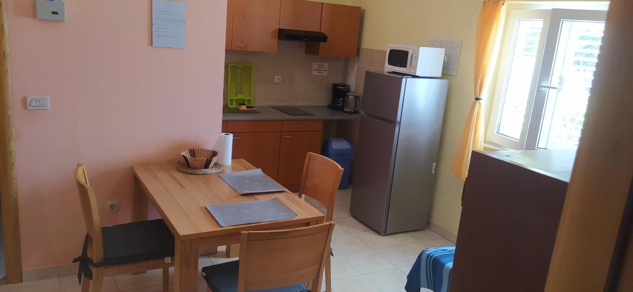 אומיס Apartments Ivka מראה חיצוני תמונה