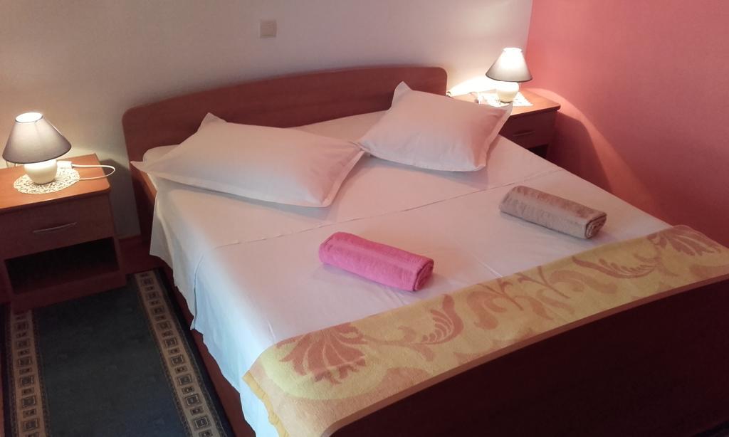 אומיס Apartments Ivka מראה חיצוני תמונה